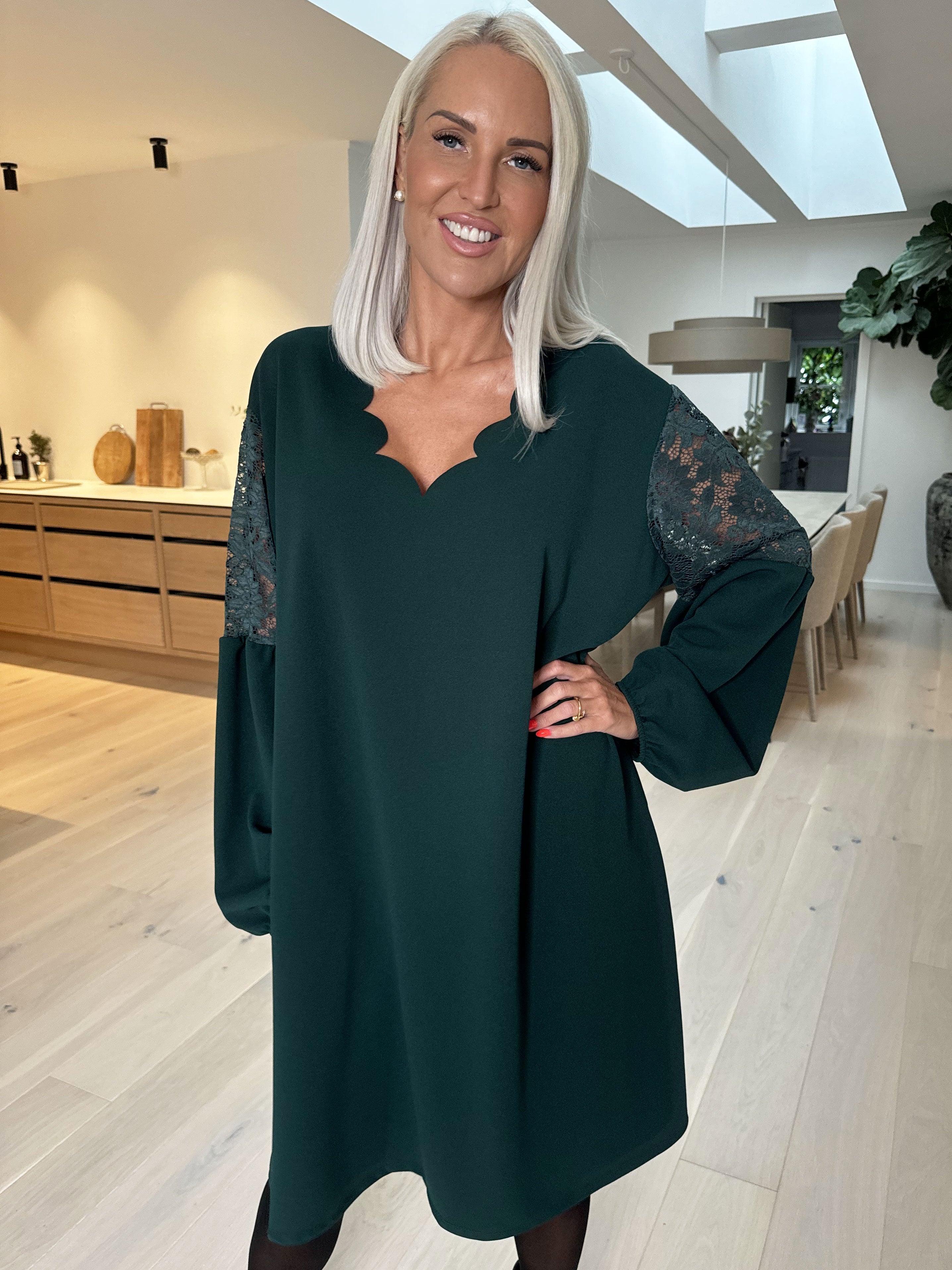 Romance - Fin kjole med blondeærmer